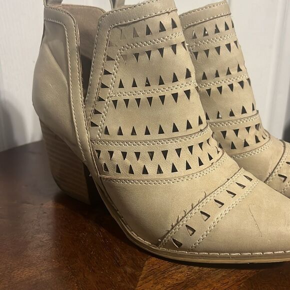 🔥 Mi.iM 'Trixi' Ankle Heeled Booties - Cream Color - 3” Rise Heel - Sz 6 - EUC - Picture 11 of 14